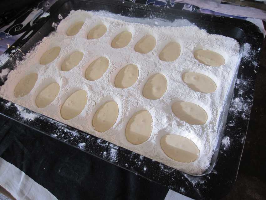 tray of flour with all the depressions filled with wet marshmallow